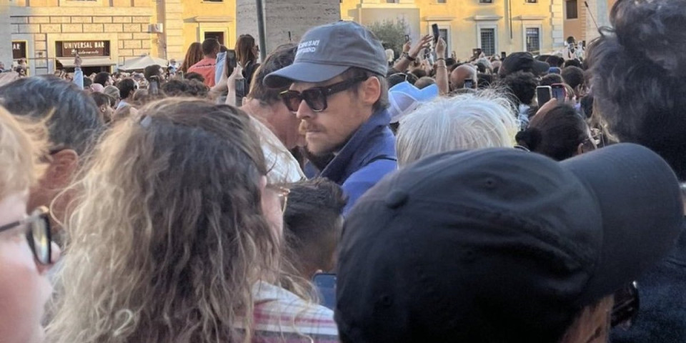 Poznati pevač uslikan na proglašenju novog Pape! Sa kačketom, naočarima za sunce, niko ga nije prepoznao (FOTO)