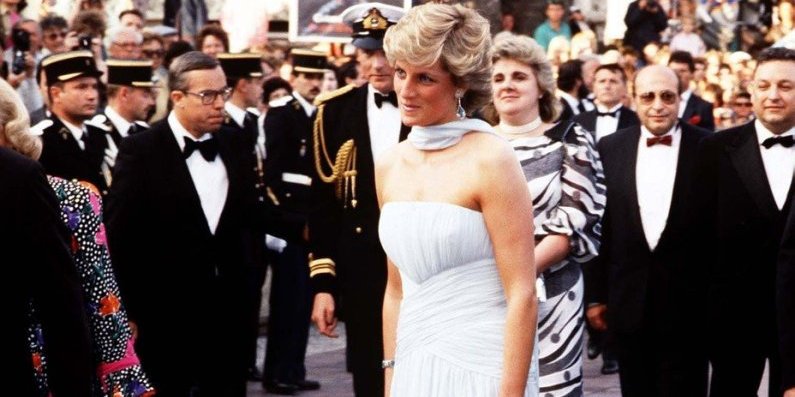 Najlepša haljina u istoriji Kana! Iza veličanstvene toalete princeze Dajane krije se tužna priča (FOTO)