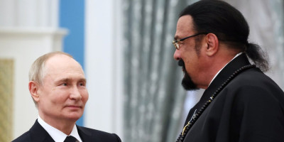 Glumac Stiven Sigal prisustvovao je današnjoj vojnoj paradi u Moskvi povodom Dana pobede, kojom se obeležava 80. godina pobede nad nacističkom Nemačkom u Drugom svetskom ratu.