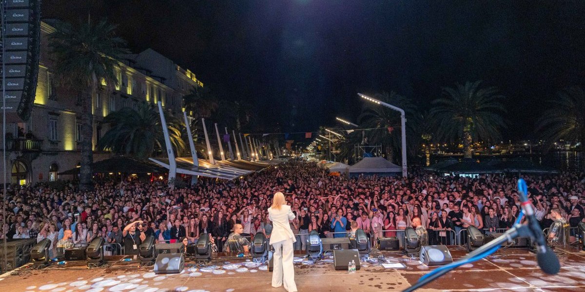 Jelena Rozga sva u belom zablistala u rodnom Splitu! Priredila istorijski koncert pred 70.000 ljudi