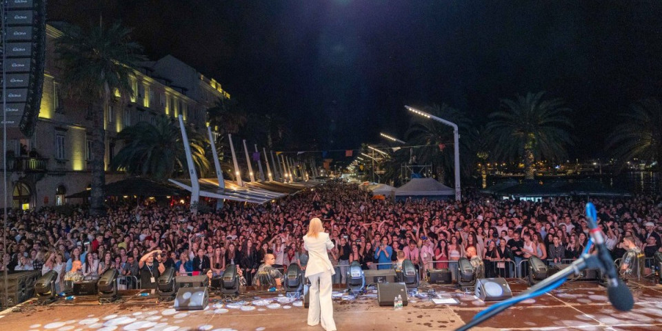 Jelena Rozga sva u belom zablistala u rodnom Splitu! Priredila istorijski koncert pred 70.000 ljudi