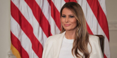 Melanija Tramp je u Beloj kući otkrila portet Barbare Buš, a i ovoga puta je prva dama oduševila svojim stajlingom.