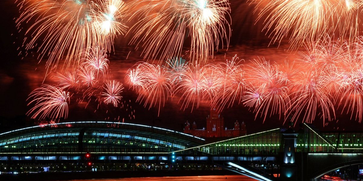 Počeo svečani vatromet,  obasjano nebo iznad Moskve! (FOTO GALERIJA/VIDEO)