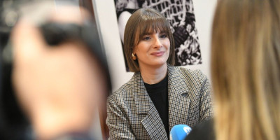 Glumica Hana Selimović, unuka Meše Selimovića, trenutno je u centru pažnje zbog svoje tajne veze sa mlađim kolegom Lukom Grbićem, koju su oboje uspešno skrivali od javnosti.