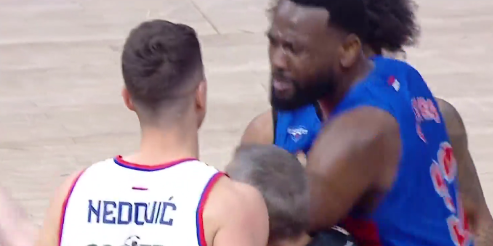 Napeto u Beogradskoj areni! Nedović i Džons u klinču, sprečena tuča!