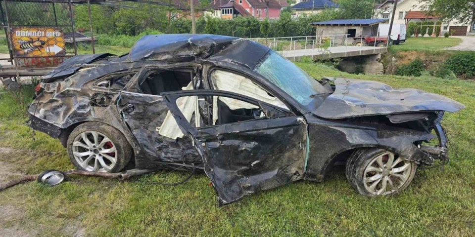 Braća iz Novog Pazara teško povređena u udesu, jedan životno ugrožen! Automobil smrskan, tragovi kočenja dugi metar i po!