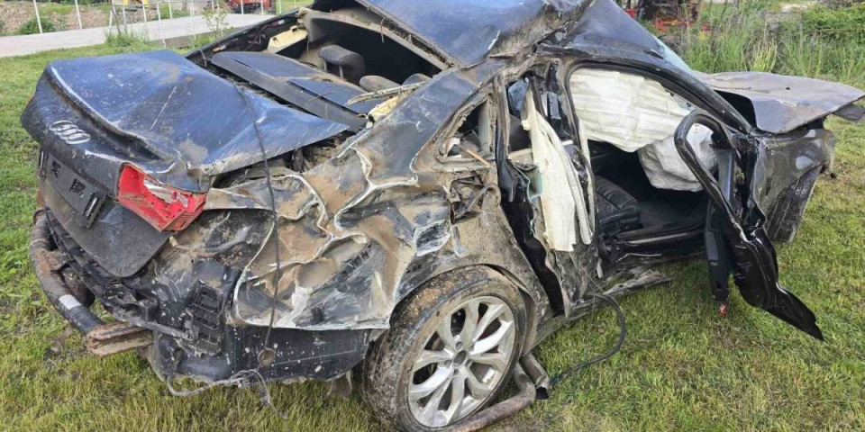 Prve fotografije saobraćajke u Novom Pazaru! Teško povređen mladić prevezen u Kragujevac! (FOTO)