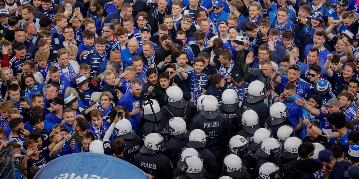 Nije moglo bez haosa! Navijači uleteli na teren, policija u oklopima sprečila upad u svlačionice! (VIDEO)
