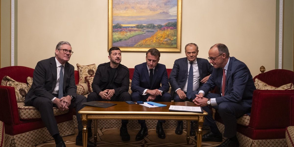 Šta je ovo na tviteru? Makron, Merc i Starmer šmrču kokain?! Ruska nameštaljka ili...