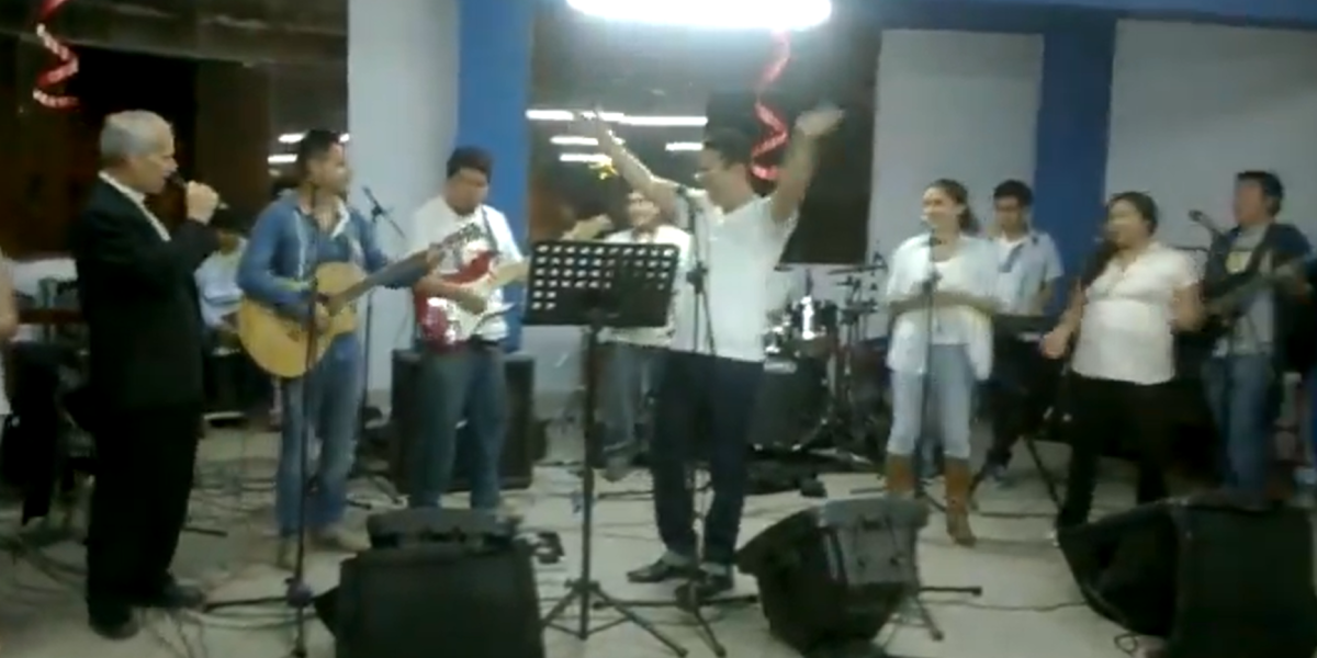 (VIDEO) Papa Lav XIV se latio mikrofona! Neverovatan snimak obišao svet, evo kako je Robert Prevost zapevao čuveni hit!