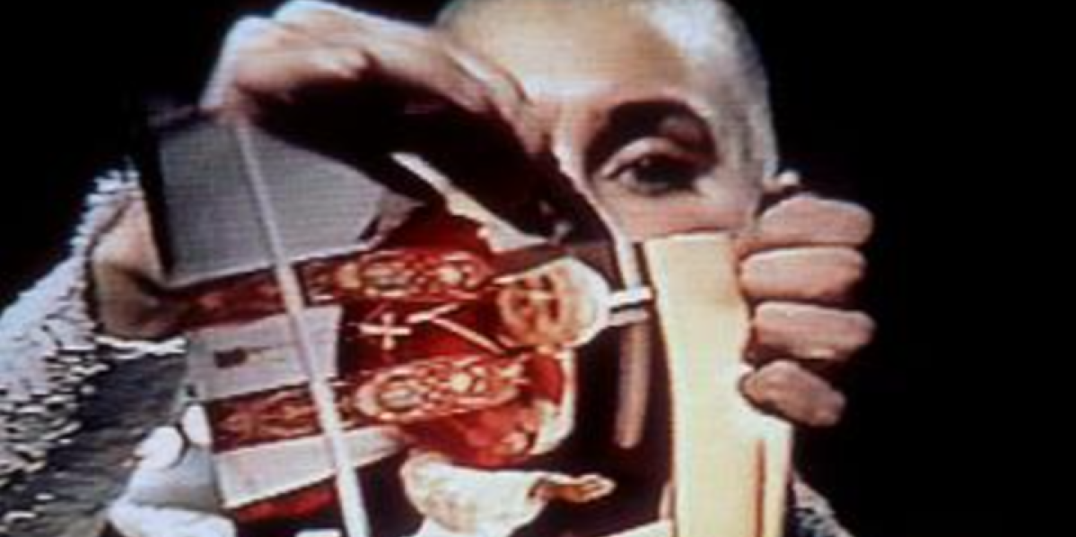 Šok za ceo svet! Pevačica pocepala sliku Pape uživo u emisiji! (VIDEO)