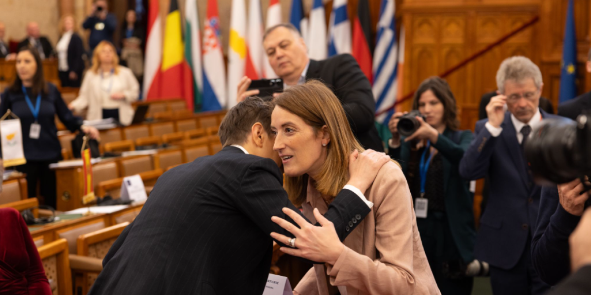Ana Brnabić u Budimpešti! Srdačan susret sa predsednicom EP Robertom Mecolom