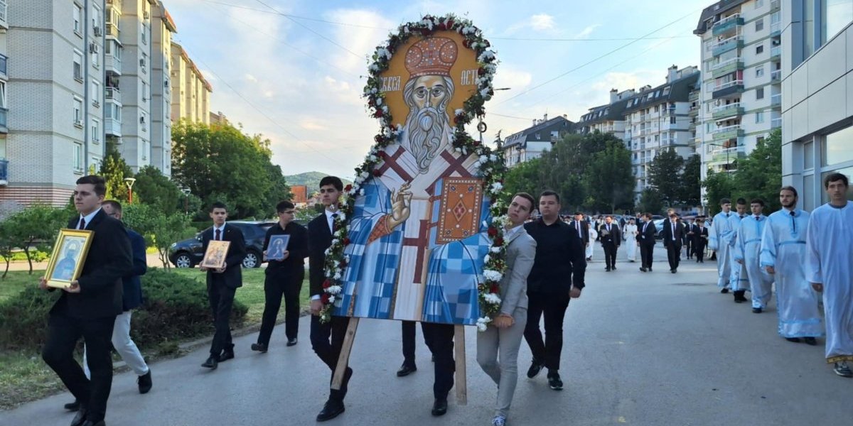 Čudo na Svetog Vasilija! Sedi starac se pojavio ni od kuda i poveo decu na sigurno!
