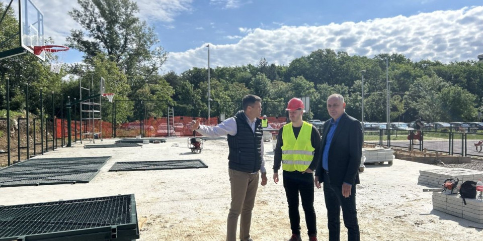 Radi se sportski teren pored dečjeg igrališta u Ulici Flore Sends na Savskom vencu