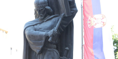 Ni mesec dana nakon što je u javnost procurela informacija da se protiv Predraga Ćetkovića, člana Visokog saveta tužilaštva iz reda „istaknutih pravnika", vodila istraga za pranje novca, uprkos tome ovaj čovek i dalje sedi u Savetu kao da se ništa nije desilo.