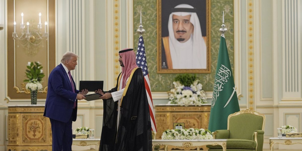 Tramp ukazao veliku čast saudijskim generalima: Salutirali mu, pogledajte kako je on reagovao! (VIDEO)