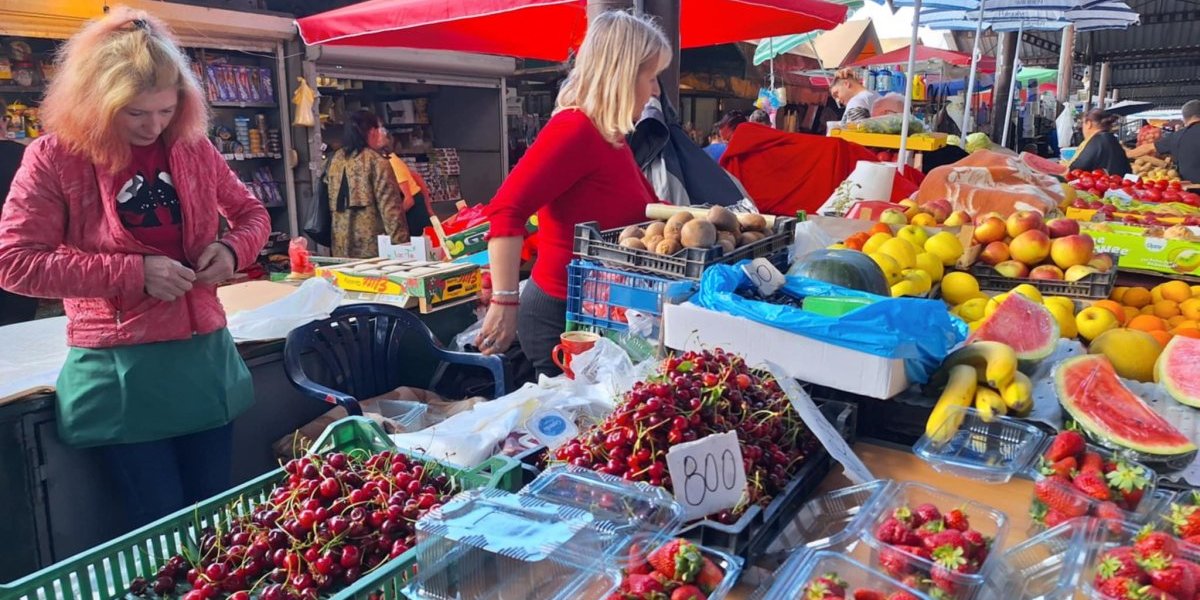Kupuju trešnje na grame, breskve i kasjije na komad!