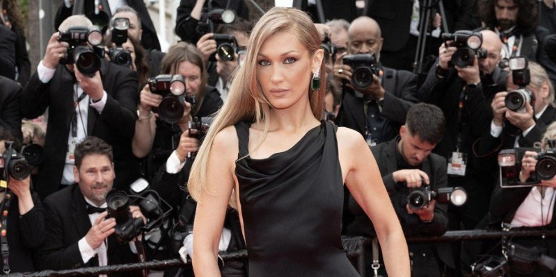 Bela Hadid zapalila Kan! Grudi ispadaju sa strane, zbog šlica do kuka svi se pitaju ima li gaćice (FOTO)