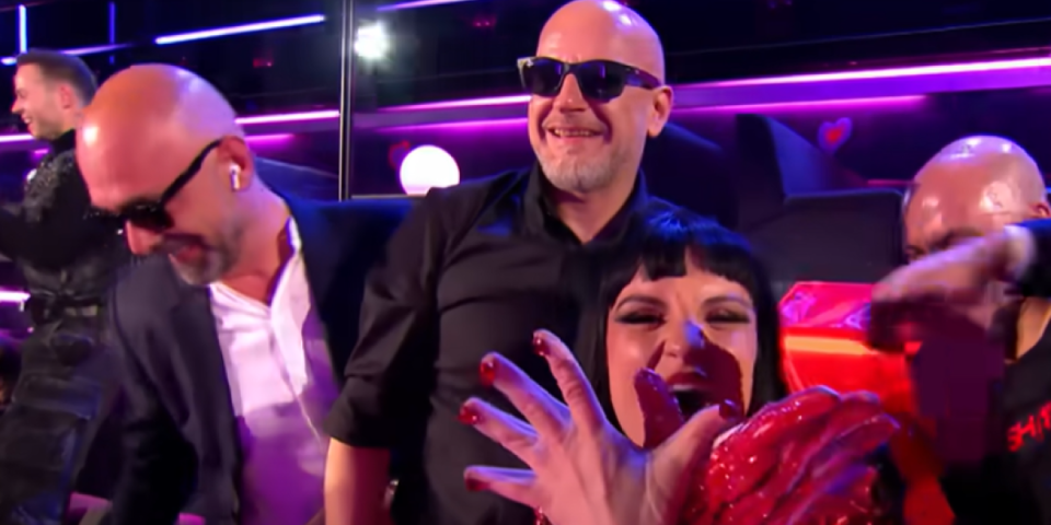 Albanska pevačica provocira Srbe! Na Evroviziji u prenosu uživo pokazala dvoglavog orla (FOTO)