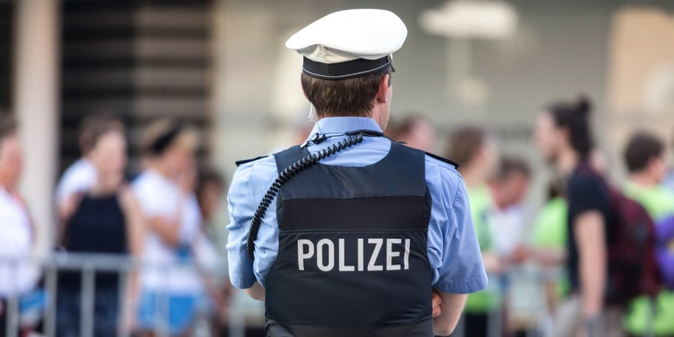 Ovako to radi nemačka policija: 14-godišnja devojčica uhapšena usred protesta! (VIDEO)