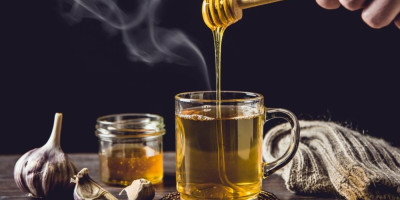 Ako se osećate umorno, znojite se noću, razdražljivi ste ili imate osećaj težine u telu, možda je vreme za prirodno čišćenje organizma. Osim poznatih metoda poput zelenog čaja, stari ruski narodn trik nudi jednostavno i jeftino rešenje, obloge od belog i crnog luka.