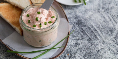 Kada želite brz, ukusan i jeftin namaz, ovaj recept je idealan. Potrebna su vam samo četiri sastojka, a priprema traje svega nekoliko minuta.