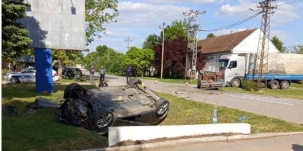 Težak udes traktora i automobila u Kikindi! Prepolovljeno vozilo, jedno završilo u kanalu! (FOTO)