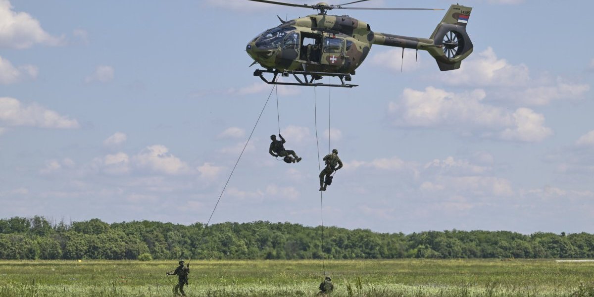Pripadnici 72. brigade za specijalne operacije prilikom spuštanja iz helikoptera