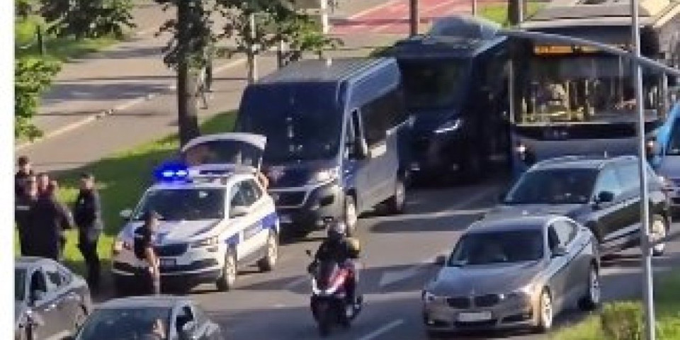 Drama u Novom Sadu! Nakon udesa i sukoba vozača, morala da reaguje interventna policija! (VIDEO)