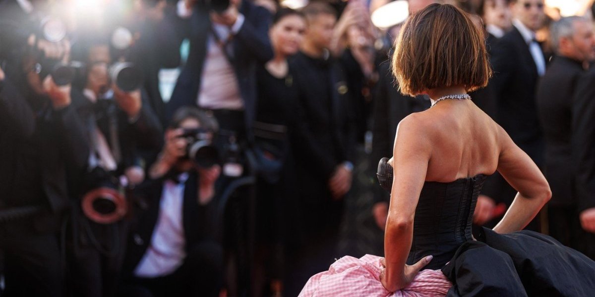 Paparaci se polomili da je uslikaju, bacila Kan pod noge - Pojavila se u neobičnoj haljini, svi hipnotisano gledali u donji deo (FOTO)