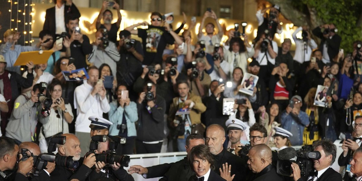 Stigla na crveni tepih sa tigrom opasanim oko sebe - nastala opšta pometnja, blicevi samo škljocali (FOTO)