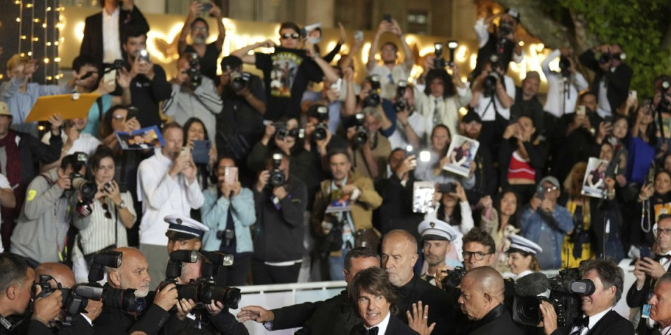 Stigla na crveni tepih sa tigrom opasanim oko sebe - nastala opšta pometnja, blicevi samo škljocali (FOTO)