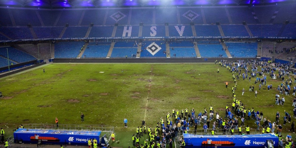 Ljudi se krste, navijači urnisali teren, napravili totalni haos (VIDEO/FOTO)