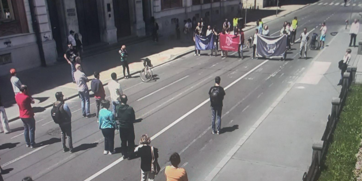 Propali kao žeton! Desetak foteljaša blokira Studentski trg - slučajni prolaznici omasovili skup (FOTO)