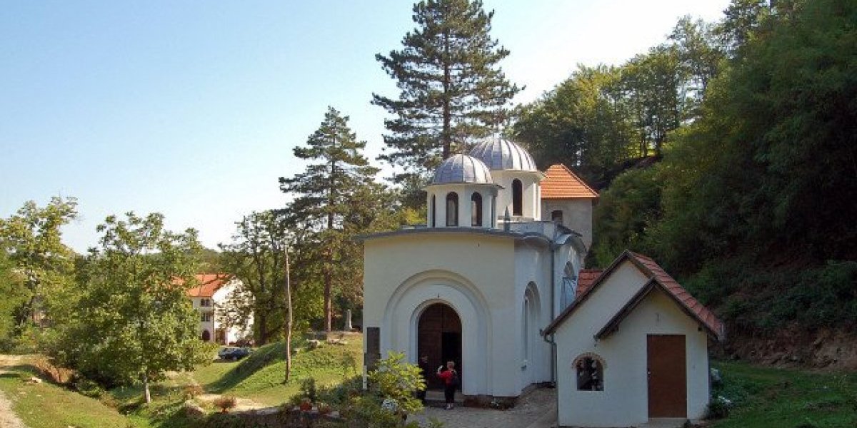 Bio je rušen i paljen, a sada čuva mošti čak tri velika svetitelja: Iznenadiće vas šta se nalazi u temelju ovog manastira