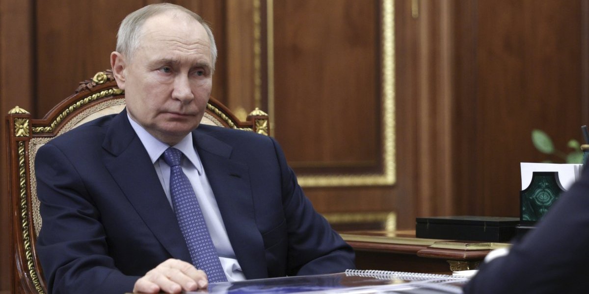 Šokantna scena u Kremlju: Šta je ovo Putinu uradio njegov saradnik? Upravo se dogodilo nešto neverovatno