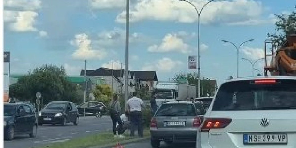 Težak udes u Veterniku! Ima povređenih (FOTO)