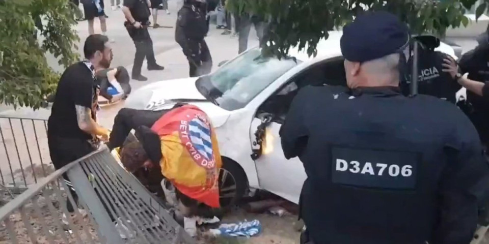 Horor pred meč u Kataloniji: Automobilom uleteo među  navijače i gazio ih (FOTO/VIDEO)