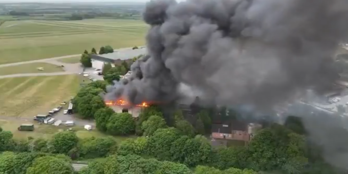 Haos u Engleskoj: Stravične eksplozije u bivšoj vojnoj bazi, ima poginulih (VIDEO)