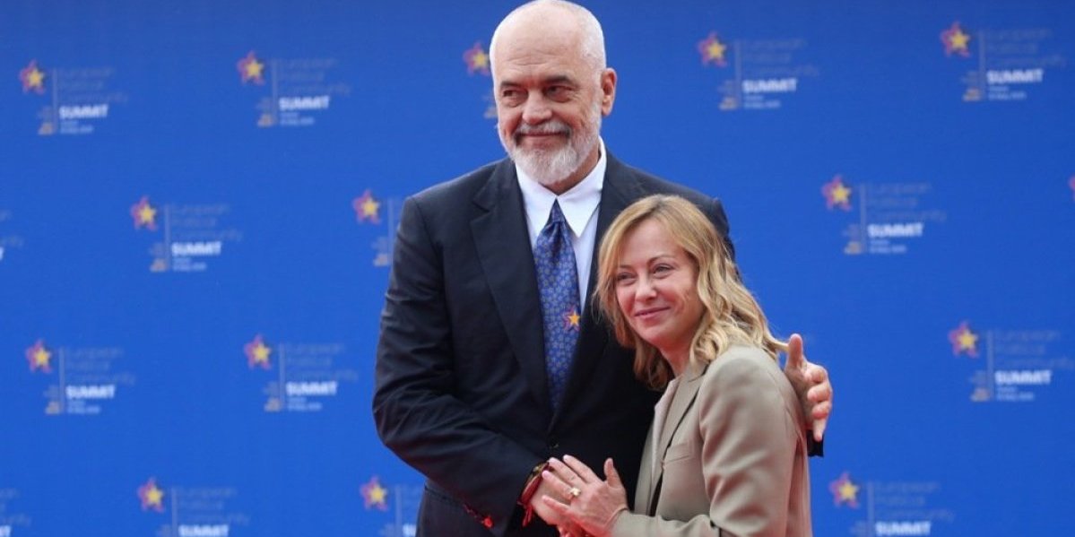 Rama pao na kolena pred Meloni! Šou albanskog premijera u Tirani (VIDEO)