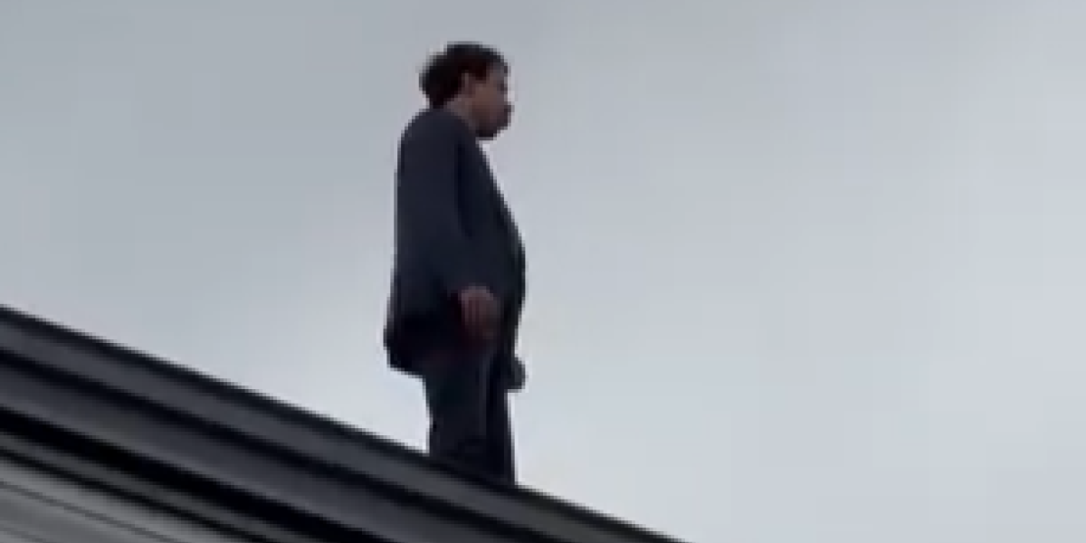 (VIDEO) Drama u Sloveniji: Poslanik se popeo na krov skupštine spreman da skoči