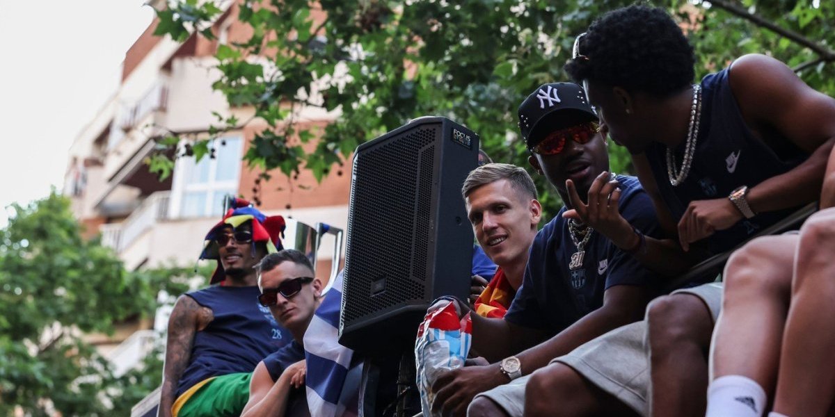 Dvojica fudbalera pala sa autobusa tokom proslave titule: Užasne scene u Barseloni, navijači ostali u šoku (VIDEO)