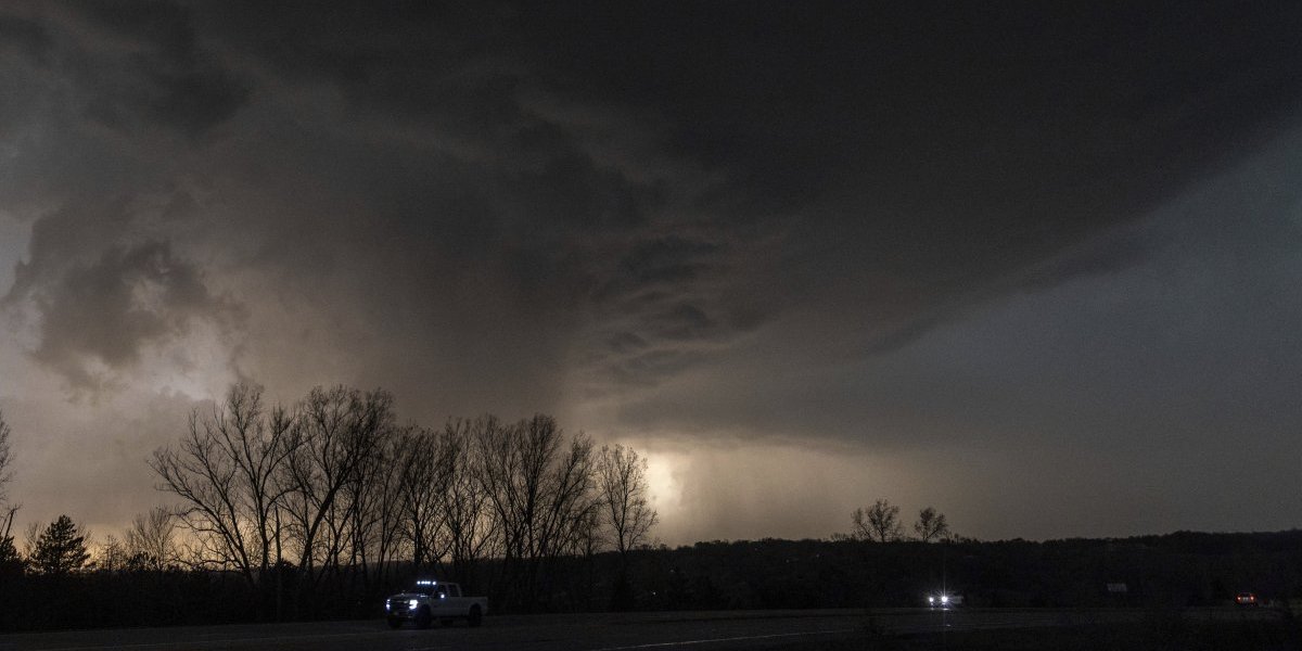 Jezive scene: Tornado opustošio sve pred sobom - Udari vetra od 250 km/h odneli 5 života, više od 100 povređeno (VIDEO)