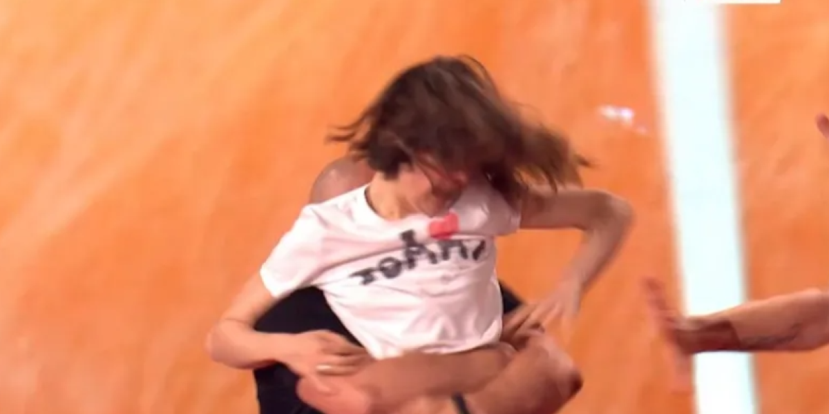 Devojka iz publike uletela na scenu "Evrovizije": Obezbeđenje je momentalno izbacilo