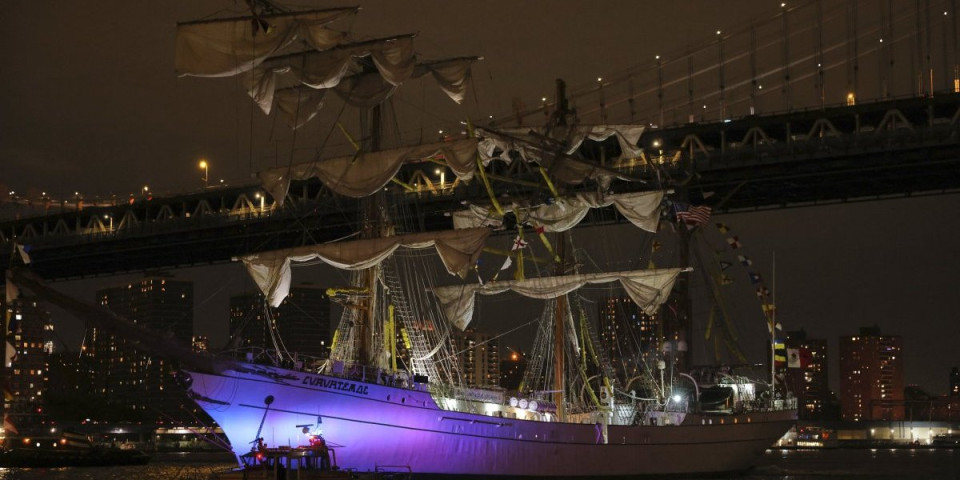 (VIDEO) Brod udario u most, ima mrtvih: Horor pred očima stotina ljudi, još broje nastradale