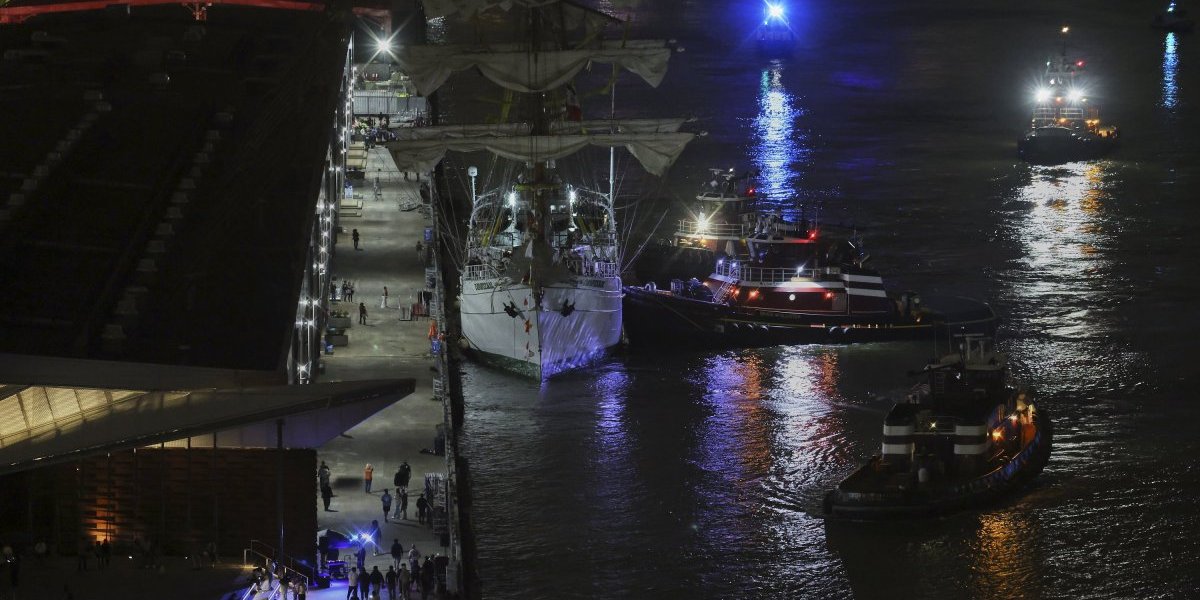 Brod udario u most u Bruklinu