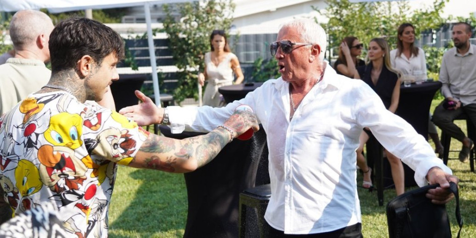 Rijaliti učesnik plišanim medvedom pokrio polni organ: Kao od majke rođen, sve na izvolte