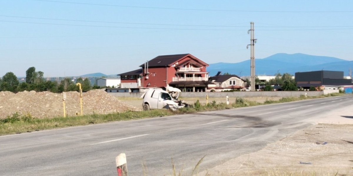 Uništen pikap pored puta 