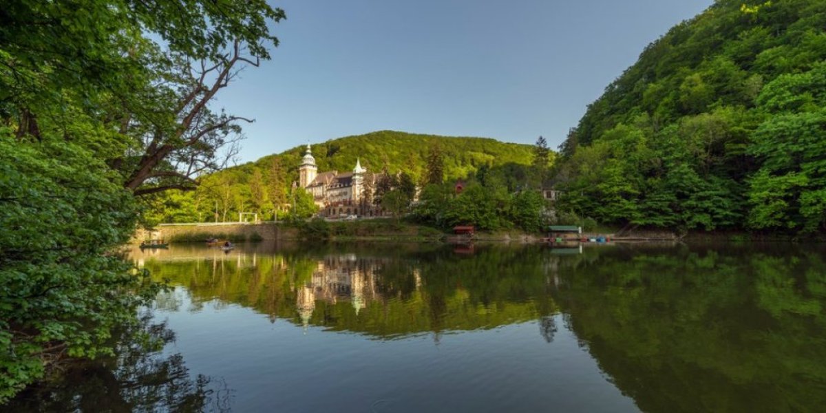 Viseći vrtovi, vodopad koji menja boju:  Gradić kao iz bajke, a nalazi se u komšiluku - idealno mesto za romantičan izlet (FOTO)