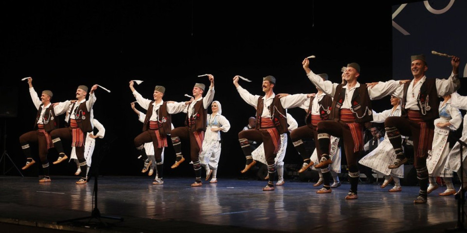 Ako ovo ne znate, nemojte da idete na veselja: Simbolika srpskog kola će vas šokirati